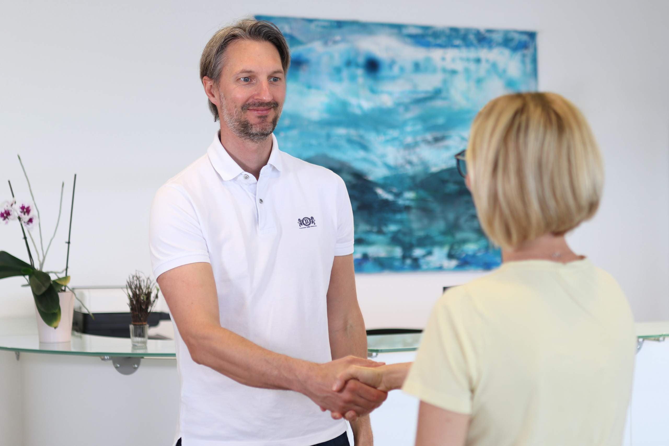 Dr. Christopher Atzlinger im Gespräch mit einer Patientin